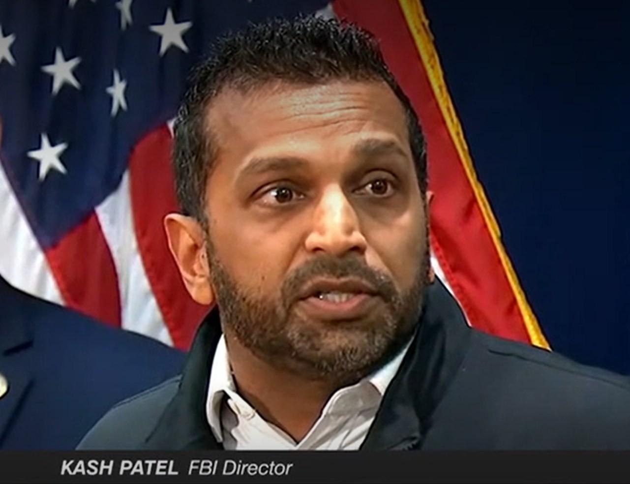 自己坐在一 自己坐在一